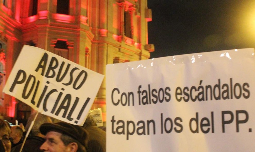 Pancartas en apoyo a los titiriteros encarcelados durante cinco días, en una concentración en el centro de Madrid.