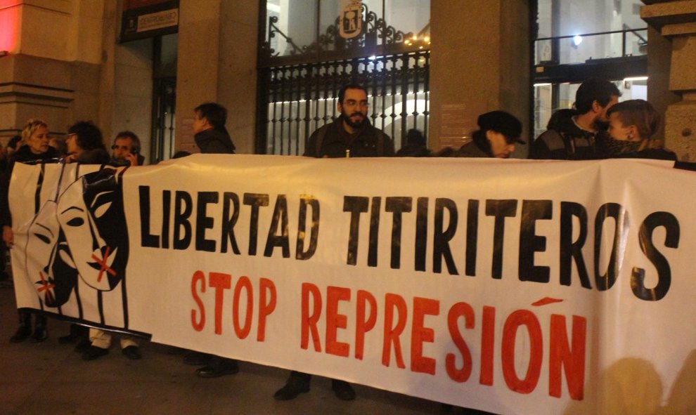 Pancarta en apoyo a los titiriteros encarcelados durante cinco días, en una concentración en el centro de Madrid.