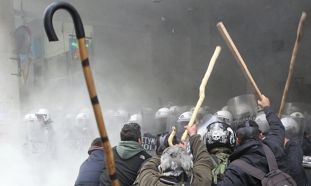 Ganaderos y agricultores se enfrentan a los antidisturbios durante una protesta en Atenas. EFE/Pantelis Saitas