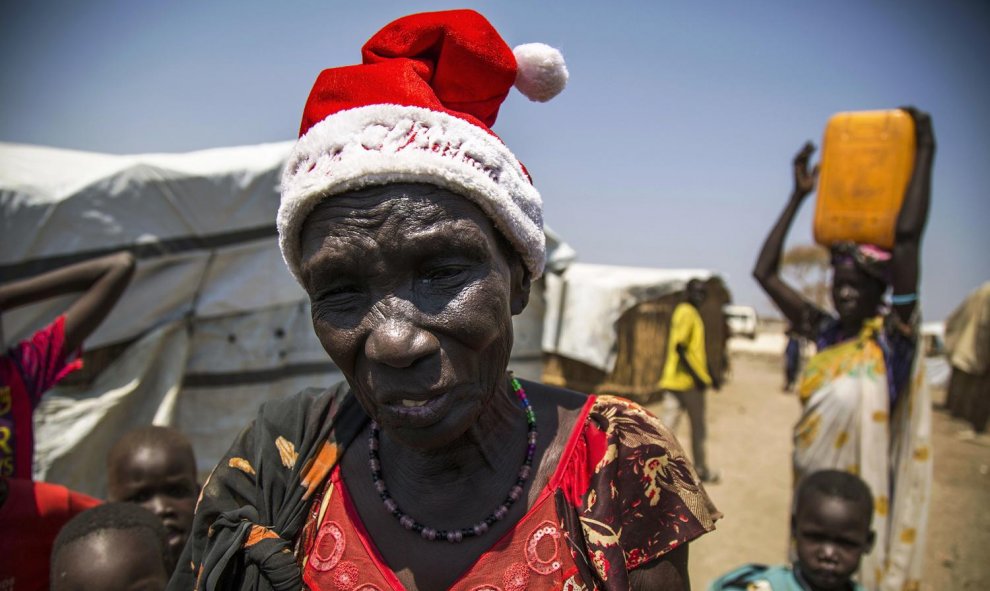 Nyakier Kuong, una mujer desplazada de Bentiu, se encuentra en el sitio de protección de civiles (PoC) en Bentiu, Sudán del Sur. Nyakier, que ha estado viviendo en el PoC desde 2014, recibió este sombrero de su hija las navidades pasadas y lo lleva a pesa