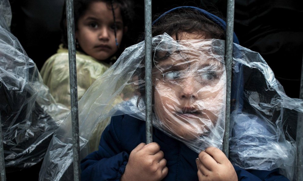 Mejor foto del apartado de Gente: 'Esperando para registrarse' de Matic Zorma. REUTERS