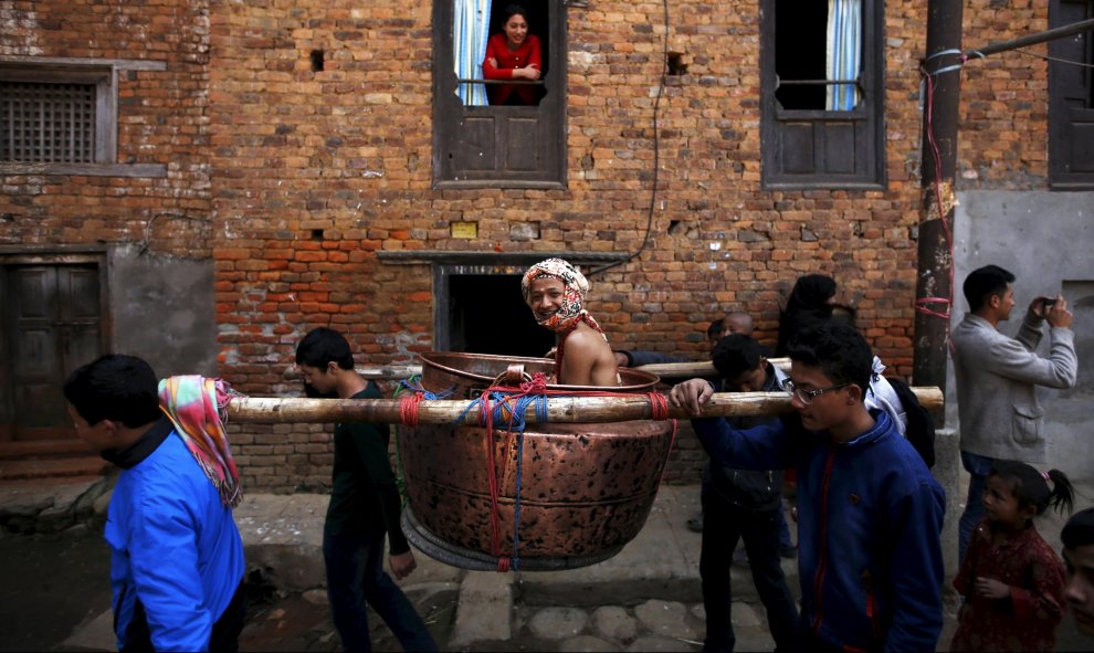 Un grupo de personas lleva a un devoto en un recipiente como parte de los rituales durante el festival Swasthani Brata Katha en Lalitpur, Nepal. REUTERS/Navesh Chitrakar