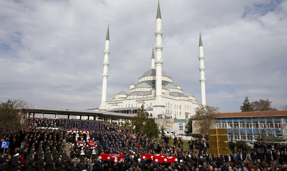 La guardia de honor turca homenajea a las víctimas del atentado producido este jueves en Ankara, Turquía. REUTERS/Umit Bektas
