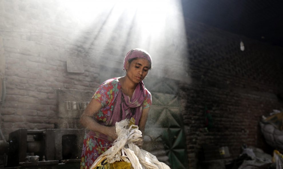 La bangladesí Monowara Begum trabaja en una pequeña fábrica de reciclaje de plástico en Dacca, Bangladesh, donde trabaja un total de 12 horas al día y gana únicamente 65 euros al mes. EFE/Abir Abdullah