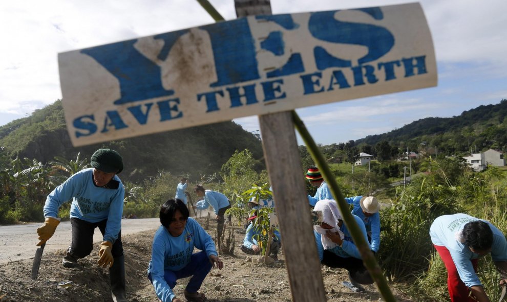 Un grupo de personas realiza una actividad de reforestación en Antipolo al este de Manila en Filipinas. EFE/Francis R. Malasig