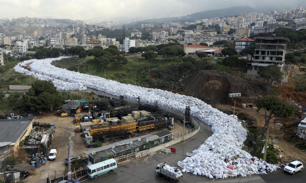 Vista general de las miles de bolsas de basura abandonadas en las calles de Jdeideh, Beirut (Líbano). REUTERS/Hasan Shaaban