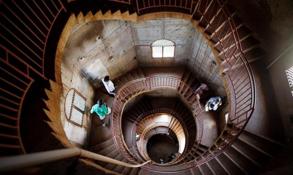 Visitantes descienden por la escalera de caracol de uno de los minaretes de la Mezquita Nacional de Uganda, anteriormente conocida como Mezquita Nacional de Gadafi, en Kampala, Uganda. EFE/Dai Kurokawa