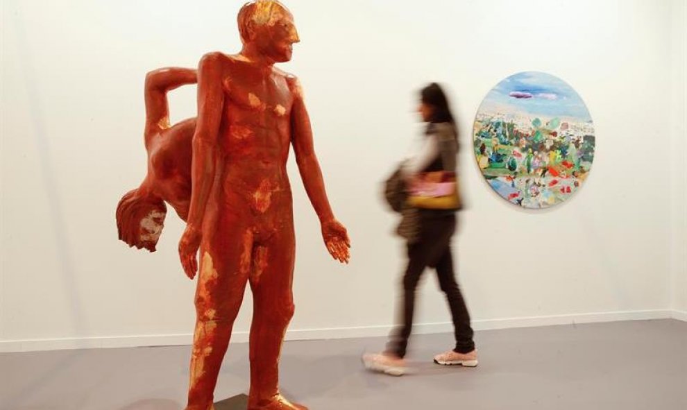 Obra 'Adán distraído' (2016), de Francisco Leiro, en el estand de la galería madrileña Marlborough, dentro de la Feria Internacional de Arte Contemporáneo, ARCO 2016. EFE/Juan Carlos Hidalgo