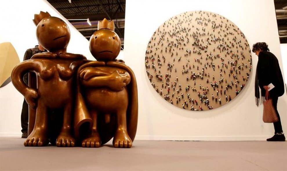 Una mujer junto a la escultura 'Free Thinkers', del estadounidense Tom Otterness, una de las obras que la Galería Marlborough expone en la Feria Internacional de Arte Contemporáneo, ARCO 2016. EFE/Juan Carlos Hidalgo