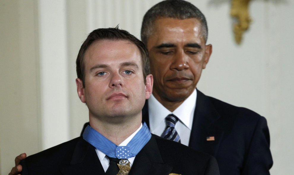 Barack Obama se encuentra con el decano superior de la Marina de Guerra Especial, Edward Byers durante la ceremonia de entrega de medallas de honor en el salón este de la Casa Blanca en Washington. REUTERS/Kevin Lamarque