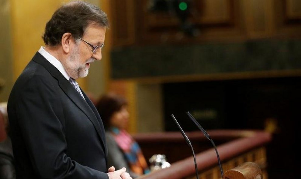 El presidente del Gobierno en funciones, Mariano Rajoy, durante su intervención en el Congreso de los Diputados, con la que ha comenzado la segunda jornada del debate de investidura de Pedro Sánchez. EFE/Zipi