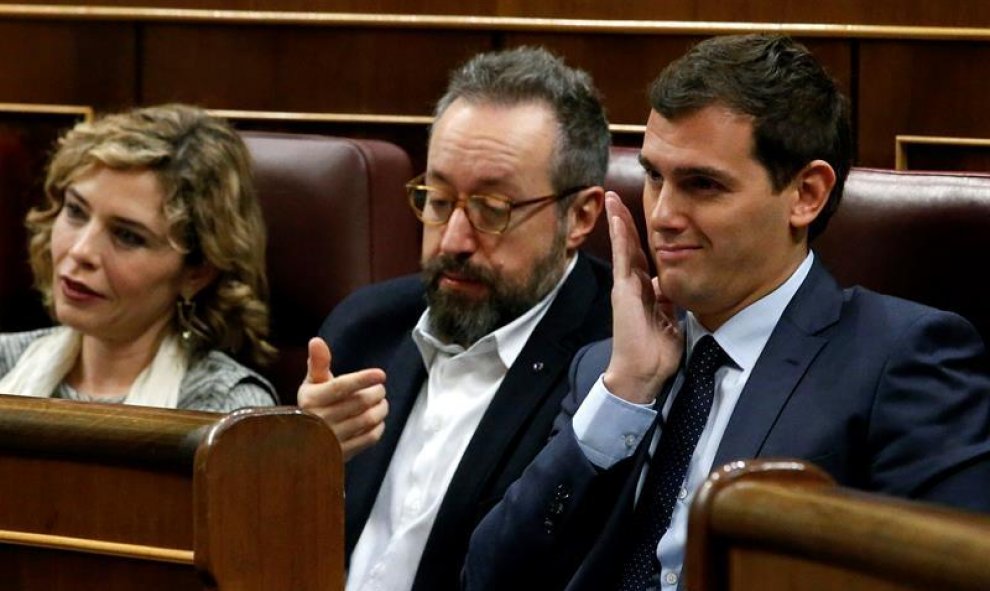 El presidente de Ciudadanos, Albert Rivera, junto al portavoz de la formación, Juan Carlos Girauta (c), y la diputada Marta Martín (i), escucha la intervención del secretario general de Podemos, Pablo Iglesias. EFE/Chema Moya