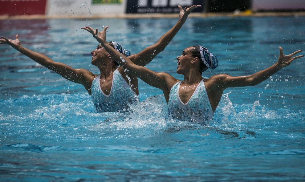 Las españolas Ona Carbonell y Gemma Mengual compiten en la primera jornada del Campeonato Preolímpico de natación sincronizada hoy, miércoles 2 de marzo de 2016, en el centro olímpico Maria Lenk de Río de Janeiro (Brazil). EFE/ Antonio Lacerda