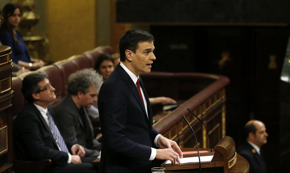 El candidato a la presidencia del Gobierno, Pedro Sánchez, se dirige al Congreso de los Diputados. EFE/Ballesteros
