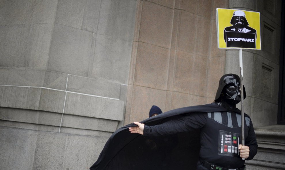 Manifestantes vestidos como personajes de Star Wars participan en una protesta contra el gasto militar en Bilbao. REUTERS/Vincent West