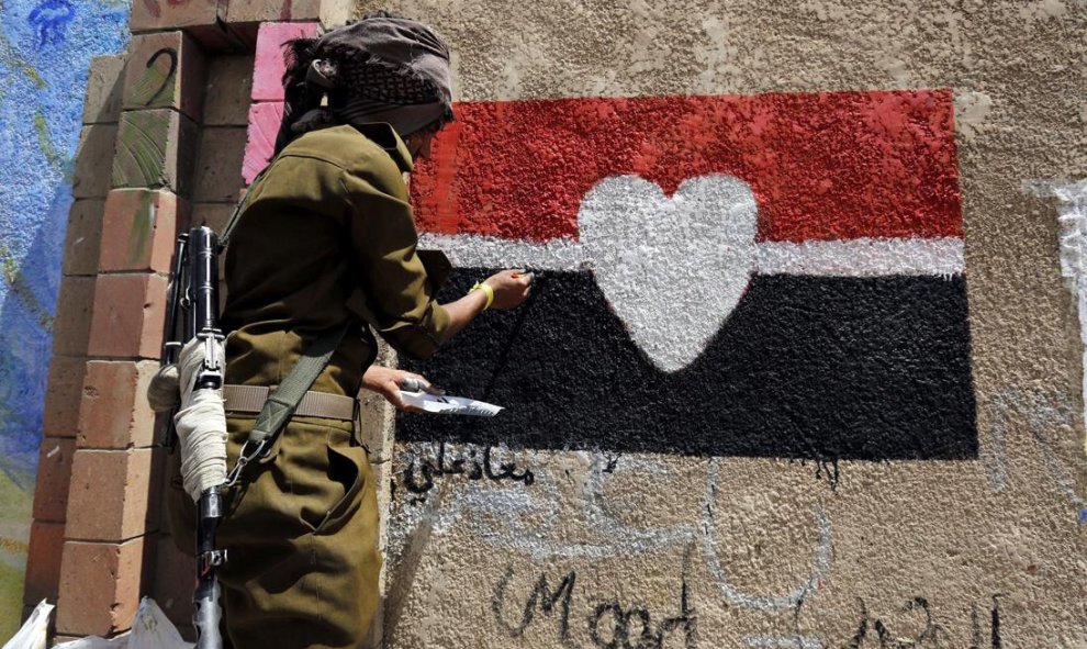 Un soldado pinta un grafiti para protestar contra el conflicto en Saná, Yemen. EFE/Yahya Arhab