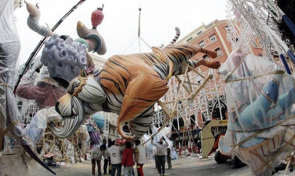 Un enorme tigre y otras creaciones son colocadas en la falla Sueca/Literato Azorín, durante los últimos preparativos para este sábado, inicio de los días grandes de las Fallas, que abocan a la ciudad a una vorágine festiva y de frenética actividad. EFE/Ju