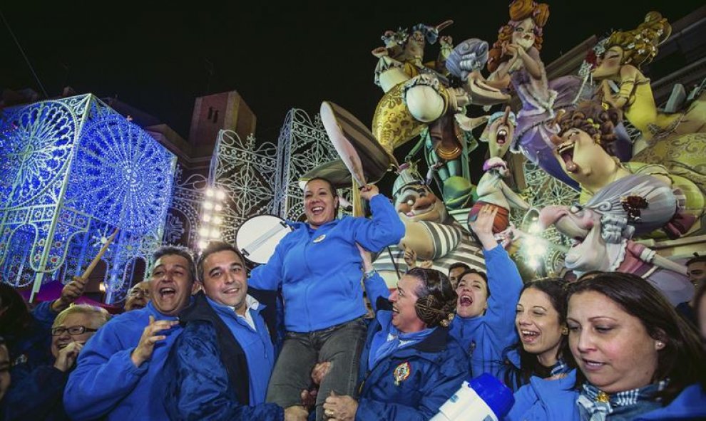 La falla Cuba-Literato Azorín se ha alzado con el primer premio de la sección Especial de las Fallas de Valencia gracias a la obra 'Calla, canalla', del artista Carlos Carsí y basada en el arte del piropo y sus consecuencias. EFE/Gustavo Grillo