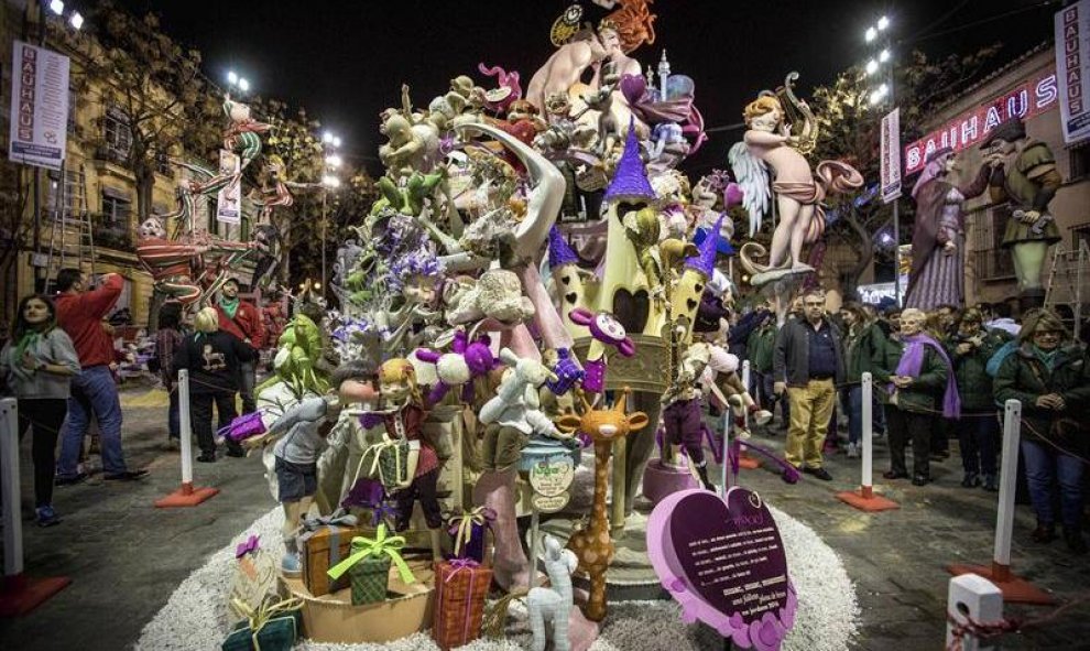 La falla infantil de la comisión de Na Jordana, del artista Joan Blanch, se ha alzado con el primer premio de la sección especial gracias a la obra 'Muac', dedicada a los besos. EFE/Gustavo Grillo