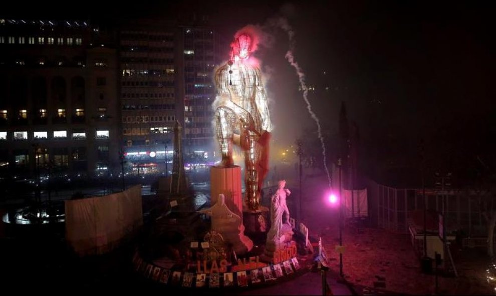 La falla del ayuntamiento arde durante la tradicional cita con el ritual del fuego fallero de San José, que reduce a cenizas los 770 monumentos que han decorado de arte y sátira todos los rincones de Valencia, culminando así cinco días de fiesta. EFE/Kai