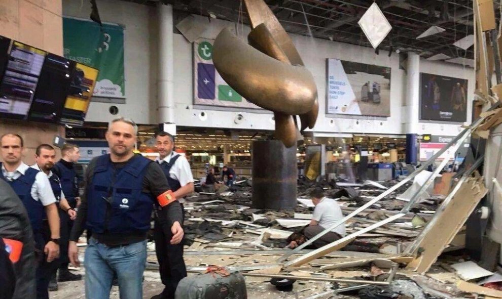 El techo del aeropuerto se ha venido abajo por las explosiones atrapando a varias personas .- TWITTER @lourdesbaeza