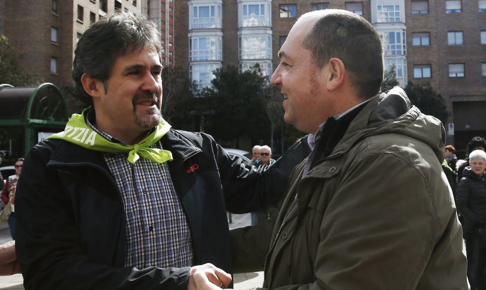 El portavoz de Sortu, Pernando Barrena (d), y el secretario general de Eusko Alkartasuna (EA), Pello Urizar (i), se saludan antes de la manifestación convocada en Pamplona por la red Independentistak para conmemorar el Aberri Eguna. EFE/Jesús Diges