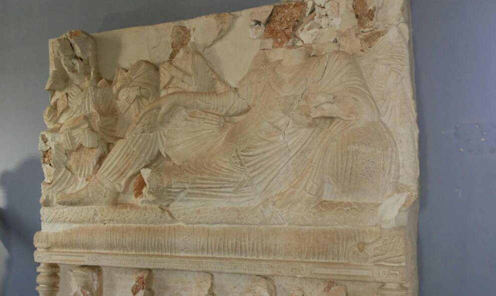 Un relieve romano dañado por los militantes del Estado Islámico, en el Museo de Historia de la ciudad siria de Palmira. REUTERS/SANA