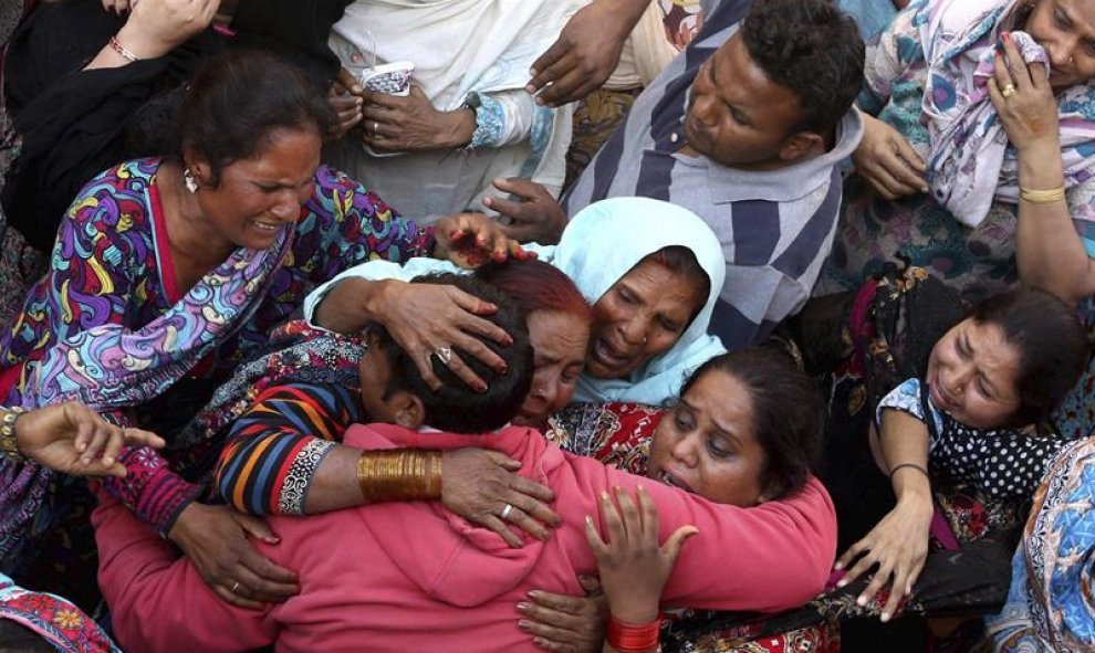 Varias personas lloran durante el funeral en honor a una víctima del ataque suicida del parque Gulshan Iqbal, en Lahore, Pakistán. EFE/Rahat Dar