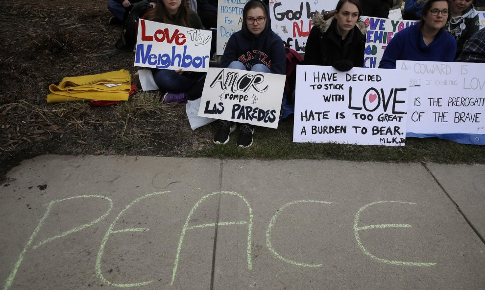 Manifestantes a la salida de un acto de campaña del candidato presidencial republicano de EEUU Donald Trump, en De Pere, Wisconsin. REUTERS/Jim Young