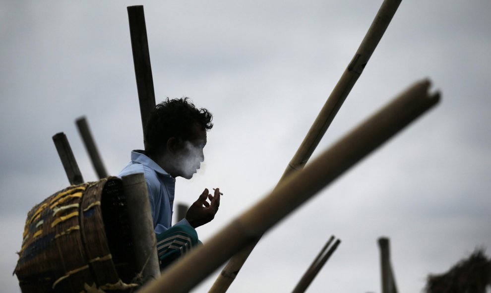 Un hombre fuma un cigarro en una humilde zona del norte de Jakarta, Indonesia. REUTERS/Beawiharta