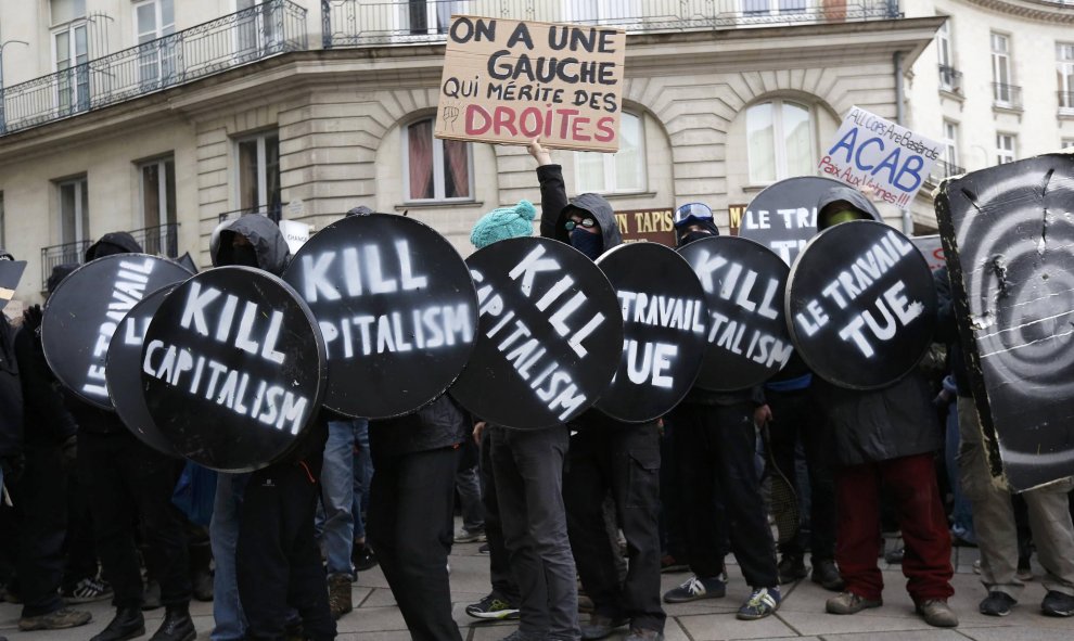 Universitarios franceses asisten a una manifestación en contra de la propuesta de la legislación laboral francesa. REUTERS