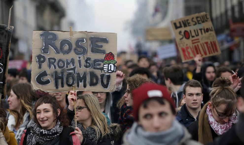 Universitarios franceses asisten a una manifestación en contra de la propuesta de la legislación laboral francesa. REUTERS