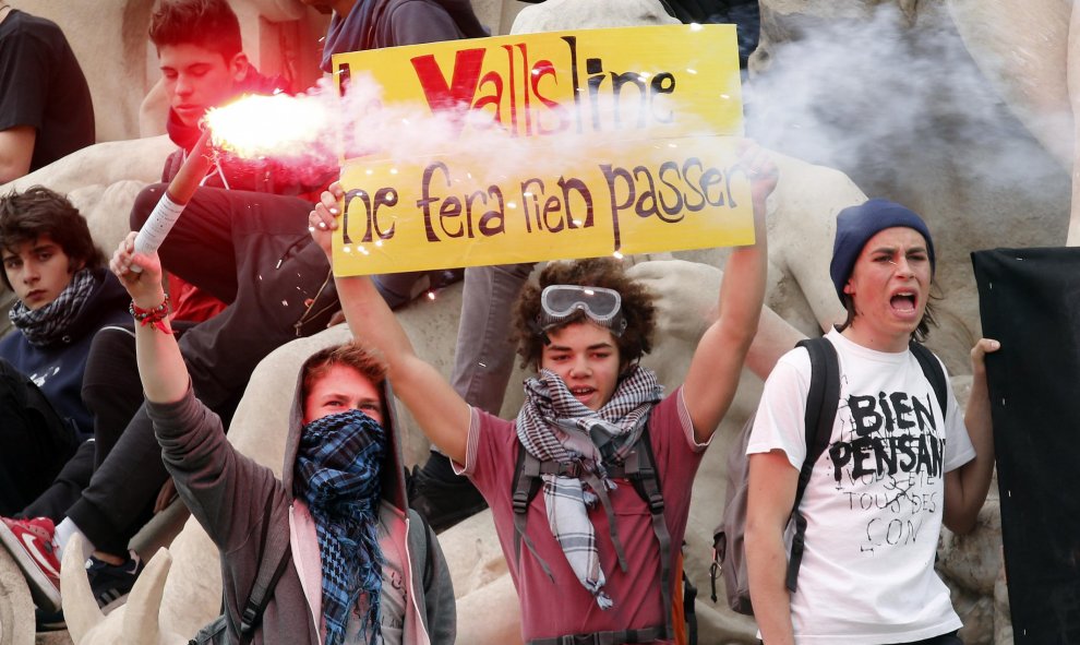 Estudiantes franceses asisten a una manifestación en contra de reforma laboral francés en Marsella, Francia. REUTERS