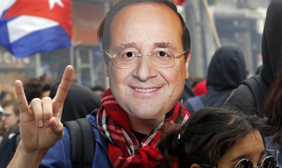 Un manifestante lleva una careta de Hollande en la protesta en contra de reforma laboral propuesta por el presidente francés, en Marsella. REUTERS