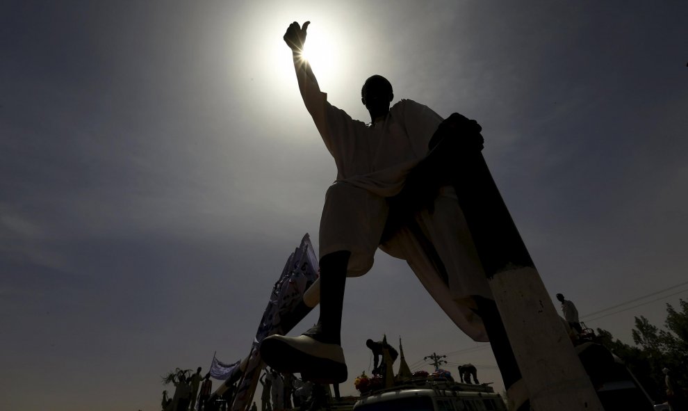 Seguidores observan mientras el presidente de Sudán, Omar Hassan al-Bashir se dirige a la multitud durante un acto de campaña en Al Fashir, en Darfur del Norte. REUTERS/Mohamed Nureldin Abdallah