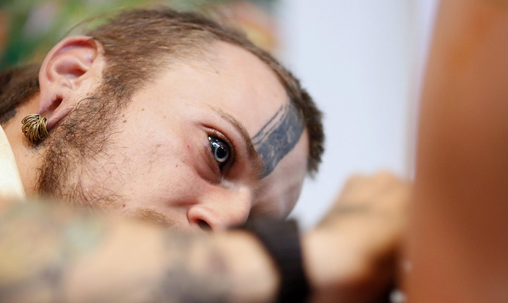 Un ojo tatuado de un tatuador se ve mientras trabaja durante la Convención del tatuaje de Nepal en Katmandú. REUTERS/Navesh Chitrakar