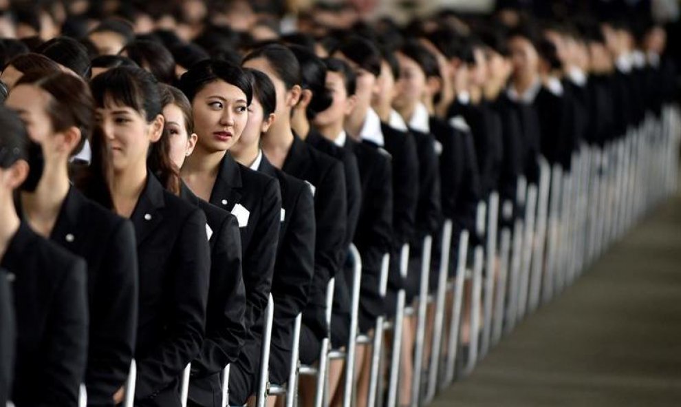 Nuevos empleados de la aerolínea Japan Airlines (JAL) asisten a una ceremonia de bienvenida a unos 1.450 nuevos empleados de la compañía durante el primer día del nuevo año fiscal en Tokio (Japón). EFE/Franck Robichon