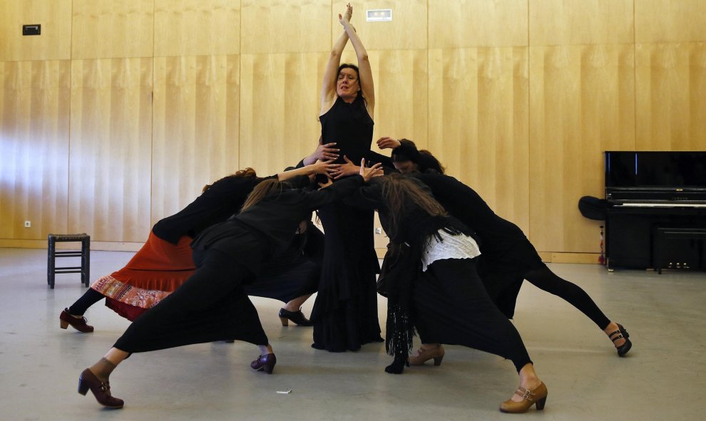 La bailaora flamenca Maria Pages actúa con sus compañeras durante el ensayo para el show 'Yo Carmen' en Madrid. REUTERS/Andrea Comas