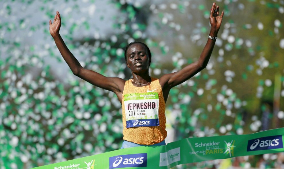 La keniata Visiline Jepkesho cruza la línea de meta y se proclama vencedora de la prueba femenina del 40º maratón de París. REUTERS/Benoit Tessier