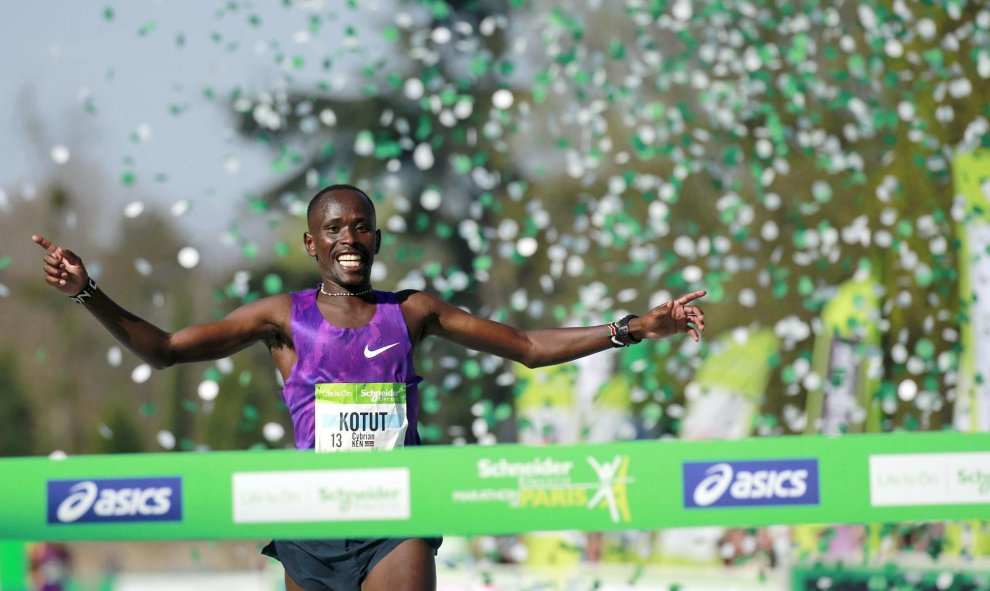 El ganador masculino Cipriano Kotut, de Kenia, en el momento de cruzar la línea de meta en París. REUTERS/Benoit Tessier