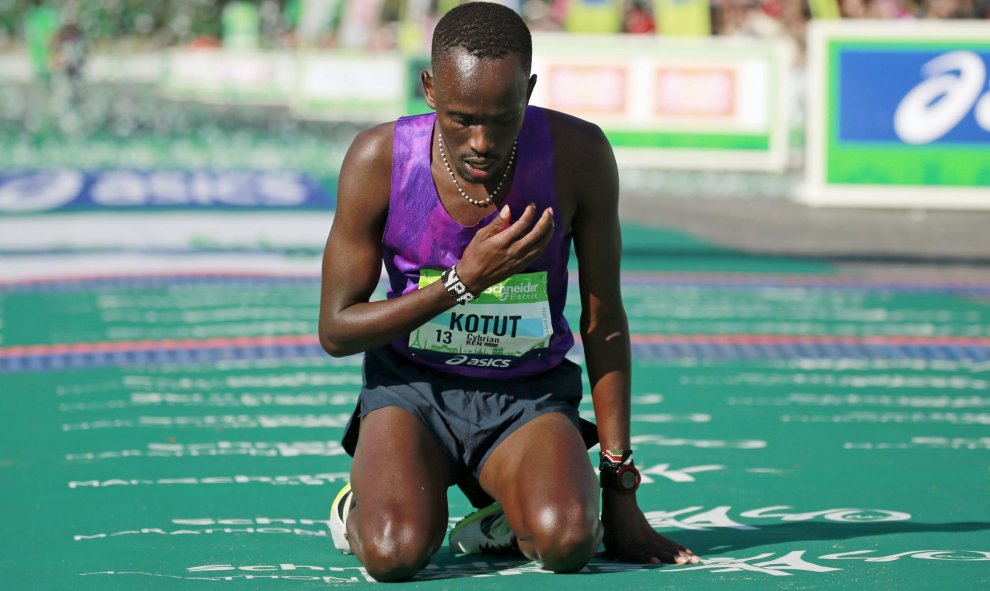 Cyprian Kotut tras cruzar la línea de meta. REUTERS/Benoit Tessier