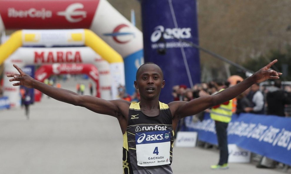 Dos meses después de ganar el medio maratón de Santa Pola, el keniano Morris Gachaga se ha impuesto en el ASICS Medio Maratón de Madrid con una marca de 1h02:40, lejos del récord de la prueba madrileña. EFE/Juan Carlos Hidalgo