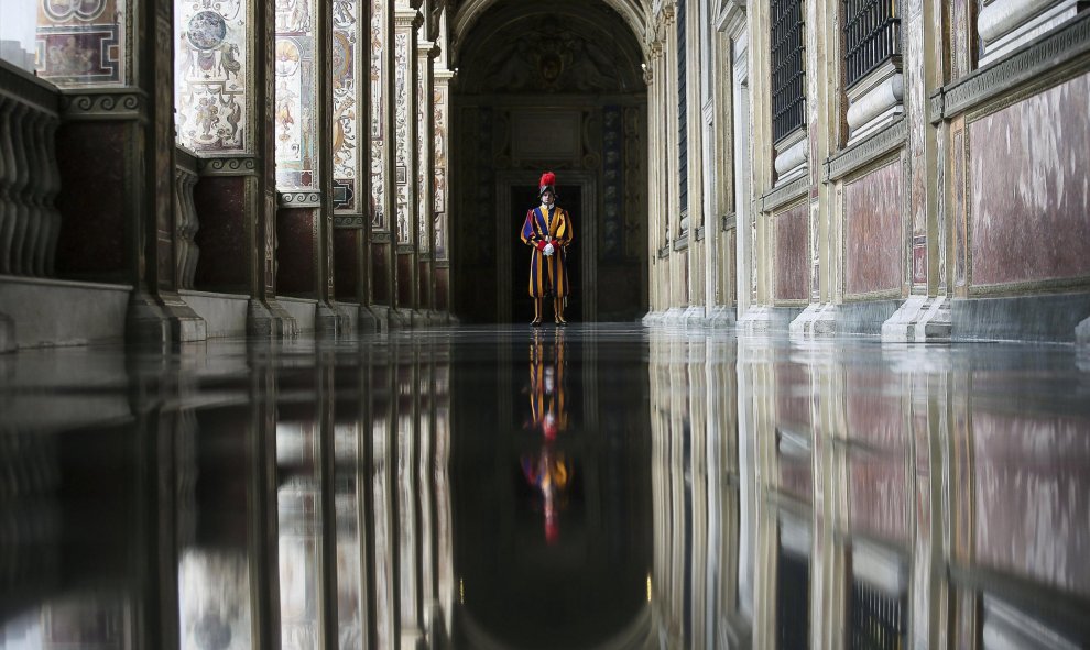 Un guarda suizo hace guardia en el Vaticano. REUTERS/Alessandro Di Meo