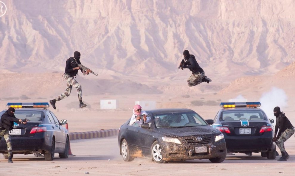 Miembros de las fuerzas de seguridad saudíes demuestran sus habilidades durante un ejercicio militar al oeste de Riad. REUTERS/Saudi Press Agency