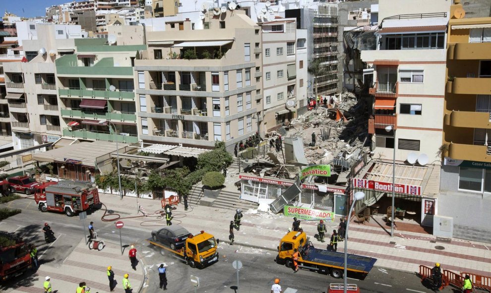 Imagen  del edificio de Los Cristianos (sur de Tenerife) que se ha derrumbado parcialmente esta mañana. EFE/Ramón de la Rocha