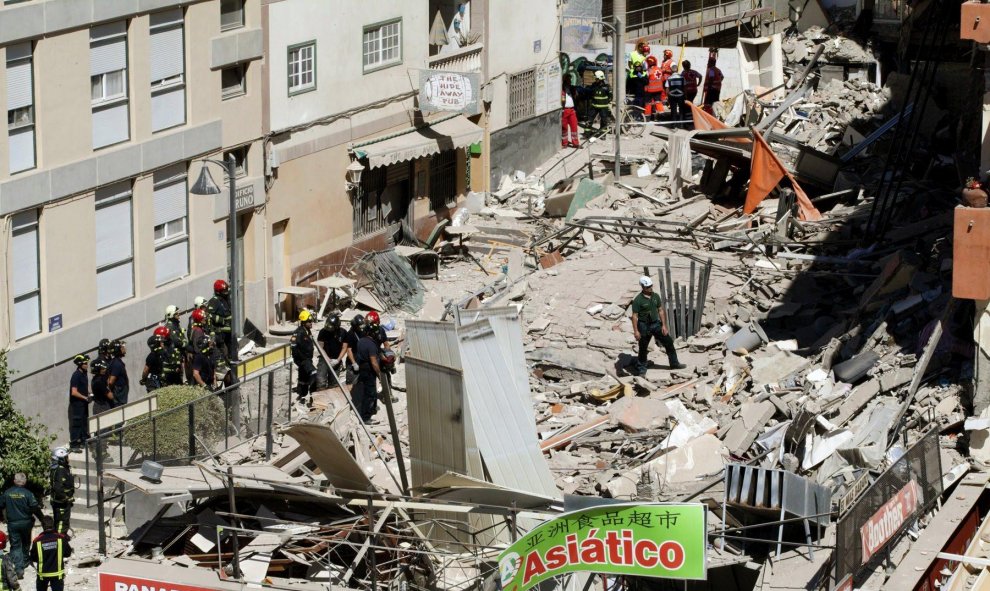 Imagen  del edificio de Los Cristianos (sur de Tenerife) que se ha derrumbado parcialmente esta mañana. EFE/Ramón de la Rocha