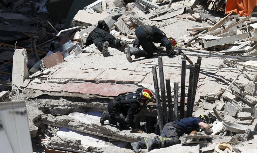 Los bomberos trabajan en la retirada de escombros en busca de los desaparecidose en el edificio de Los Cristianos (sur de Tenerife) que se ha derrumbado parcialmente este jueves. REUTERS/Santiago Ferrero