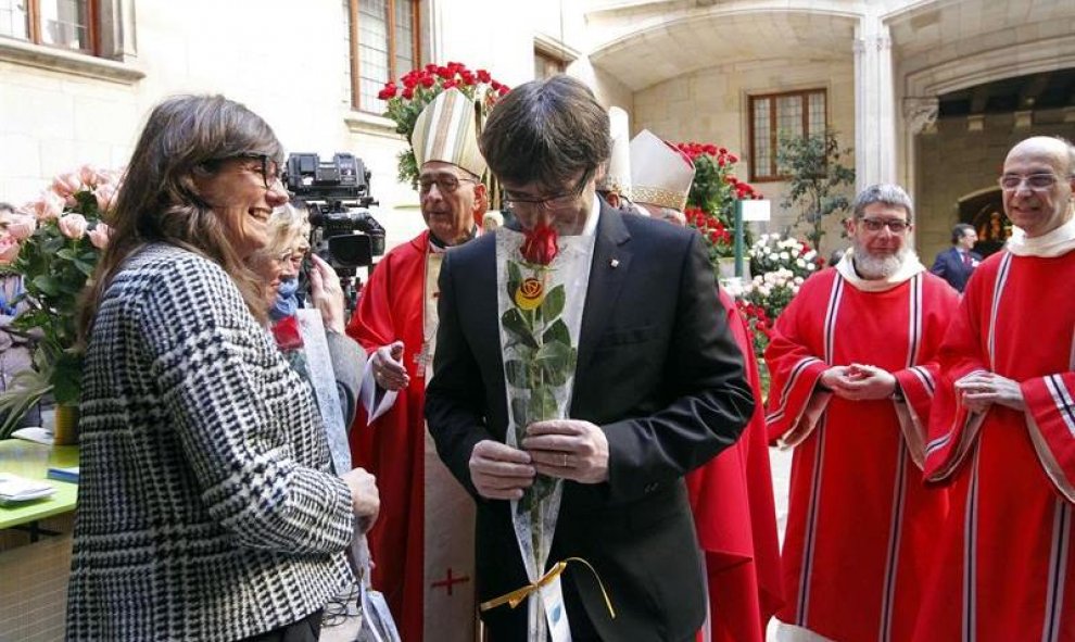 El president de la Generalitat de Catalunya, Carles Puigdemont, a su llegada a la capilla del Palacio, donde presidió la misa de la festividad de Sant Jordi. EFE/Marta Pérez