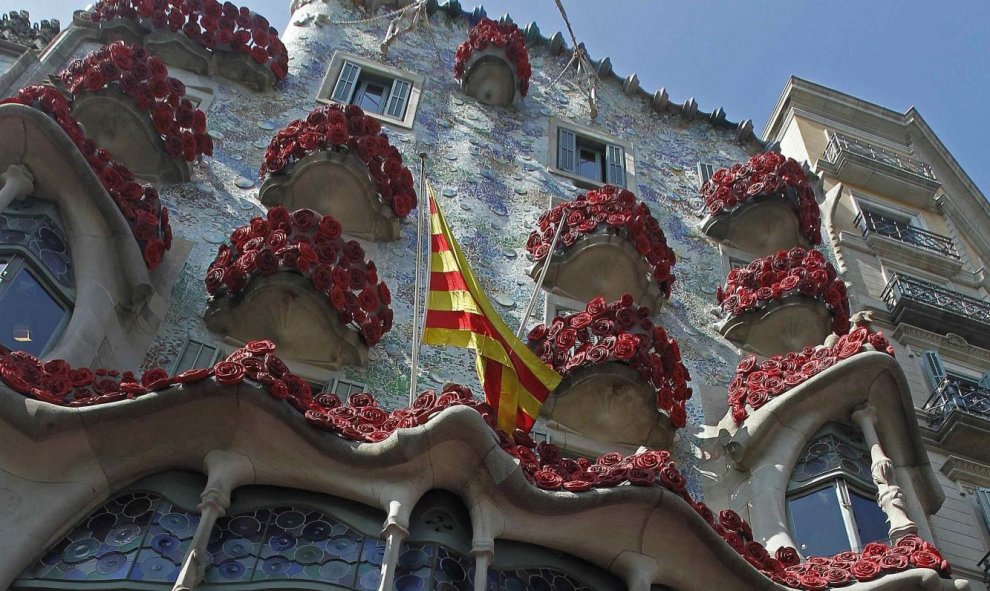 a casa Batlló ha decorado toda su fachada con rosas con motivo de la Diada de Sant Jordi. EFE/Marta Pérez