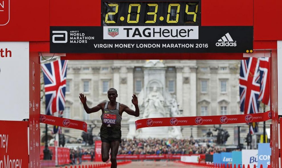 El corredor keniata Eliud Kipchoge atraviesa la linea de meta como ganador de la maratón de Londres. REUTERS / Paul Childs